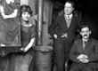 Suzanne Valadon, son fils, Maurice Utrillo (assis, à droite) et André Utter, peintres français